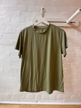 Lululemon size 4 tshirt women